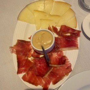 Tabla de quesos y jamon serrano