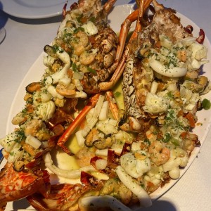 langosta rellena de mariscos 