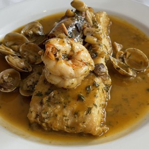 Corvina a la Vasca con Langostino y Almejas