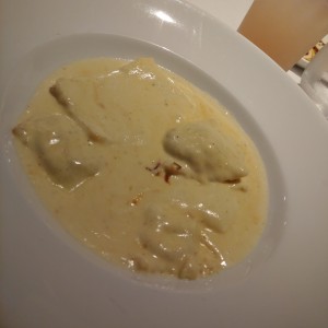 Raviolis de espinaca en salsa blanca