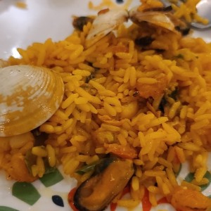 paella de "mariscos y pollo"