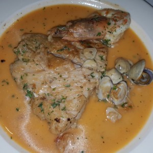 Corvina a la vasca con langostino y almejas