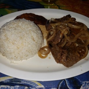 bisteck encebollado con tajada y arroz