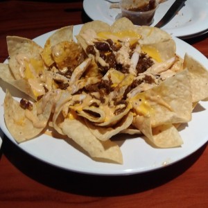 Nachos de pollo y chili.