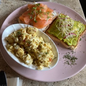 Tostada de aguacate y salmom