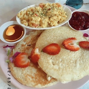 Pancakes con mermelada de fresa de casa, miel y huevos revueltos