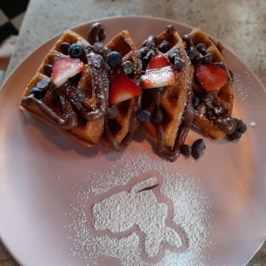 wafle con Nutella, chipas de chocolate fresas y blueberries