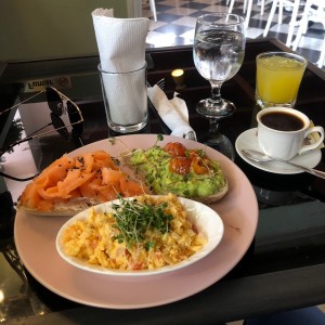 Brunch de Salmon y Aguacate 