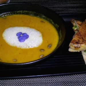 Sopa de Zapallo y Coco con BLT Sandwich