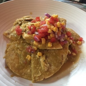 Chilaquiles de pollo (brunch) 