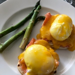 Benedic Eggs con Salmon