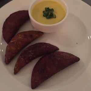 Empanadas de Platano con relleno de queso y de puerco