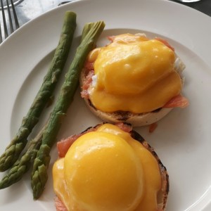 Huevos Benedictine con salmon 