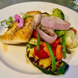 Corvina a la Plancha con Vegetales a la Parrilla