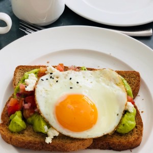 Tostada de aguacate y huevo