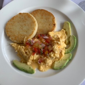 Huevos revueltos sobre arepa