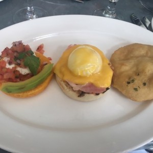 Tortilla, Huevos Benedictos y Hojaldre del Brunch para dos