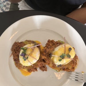 Huevos benedictos sobre puerco - personalizado