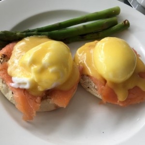 eggs benedict with salmon