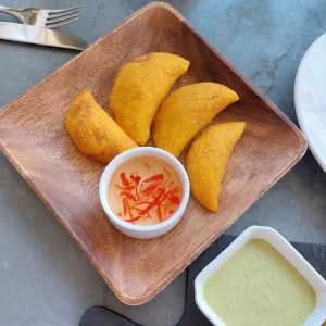 empanaditas de maiz de pollo y carne, jalea de aji chombo 