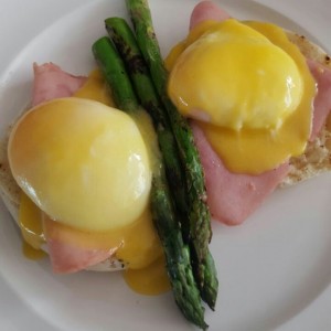 eggs benedict with ham