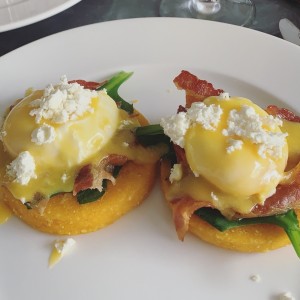 Tortillas con espinacas y huevos benedictinos