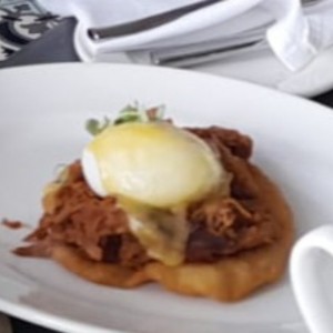 Huevo benedictino con pulled pork