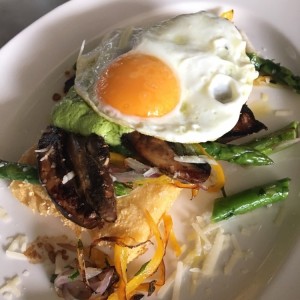 polenta con aguacate, hongos, esparragos y huevo frito