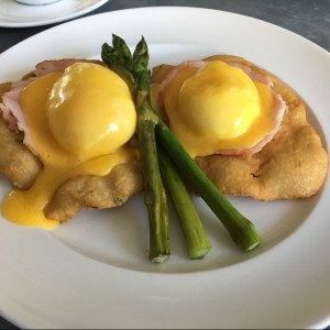 Hojaldre con jamon y huevos pochados