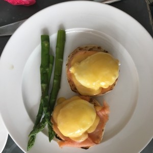 huevos benedictos con salmon