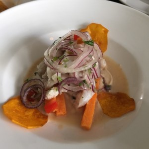 Ceviche de Corvina - curry rojo, coco y camote