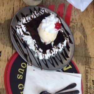 brownie con helado