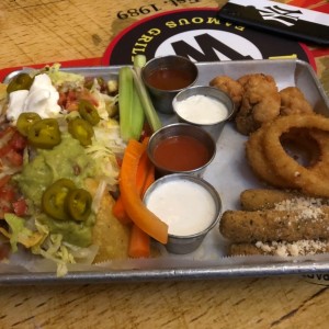 Wings Sampler (Nachos, aros de cebolla, mozarella sticks y boneless)