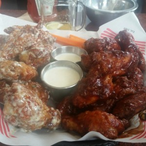 the bucket, 20 wings dos sabores 