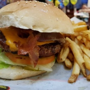 Hamburguesa de carne y tocineta