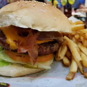 Hamburguesa de Carne, tocineta y cheddar...