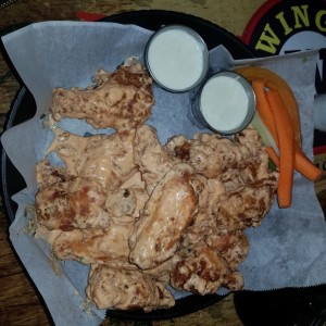 Originales wings con salsa Creamy Buffalo