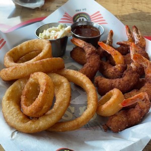 Friend Shrimps con onion rings en salsa dulce con picante