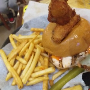 Hamburguesa de pollo salsa Siracha top de Wing