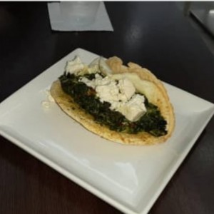 omelette de claras de huevo con espinaca y queso feta en pan pita