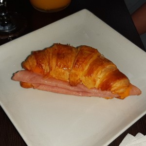 Croissant de jamon y queso