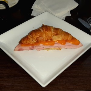 Croissant de jamon y queso