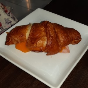 Croissant de jamon y queso