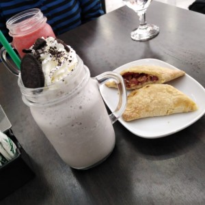 Frappe de Oreo y empanada de tasajo