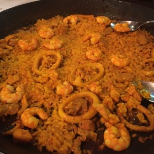 Paella mixta (mar y tierra)