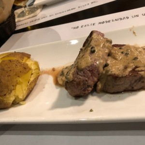 Medallones de carne de res con salsa de pimienta negra