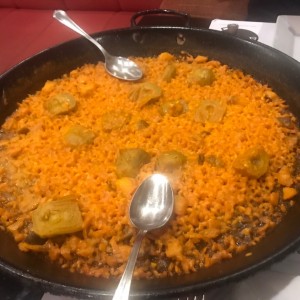 Paella de bacalao y alcachofas