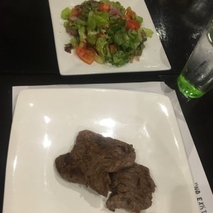 Filete de res con ensalada