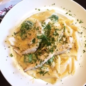 Pasta Alfredo con pollo