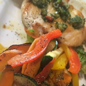 pollo al grill con vegetales salteados